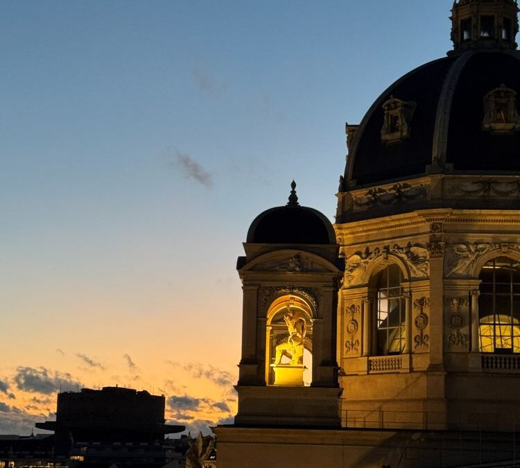 Der Himmel reißt auf.